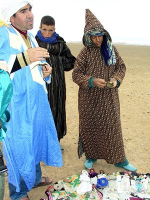 065 Sahara - Mohammed & young salesmen.JPG