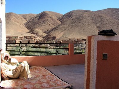 006 High Atlas - Home visit - Taking the sun.JPG