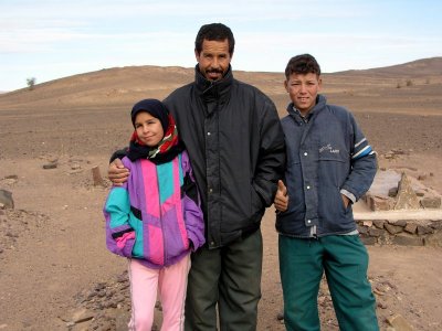 015 Leaving the Sahara - Proud father & children.JPG