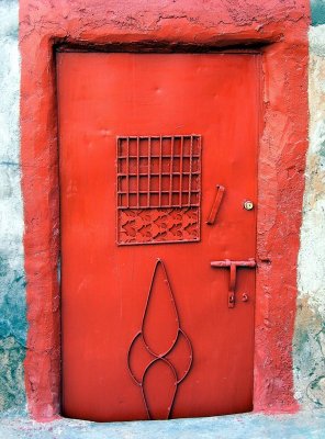 053 Teneghir - What's behind the red door?.JPG