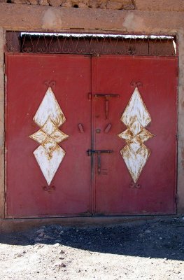 030 Ait Benhaddou - Red metal door.JPG