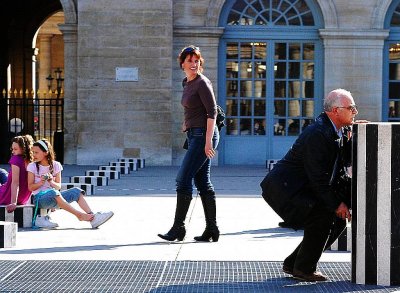 Juste la tte, accroupi.