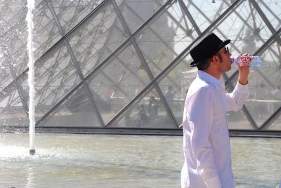 Paris, l'eau du Louvre.