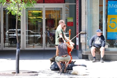 Le violoncelle rue Ste Catherine à Montréal.