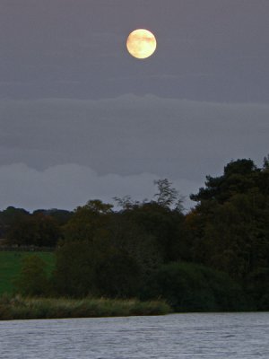 25_Sep_07  Moonrise at Loch of Skene