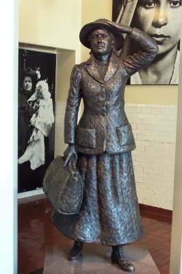 Immigrant statue