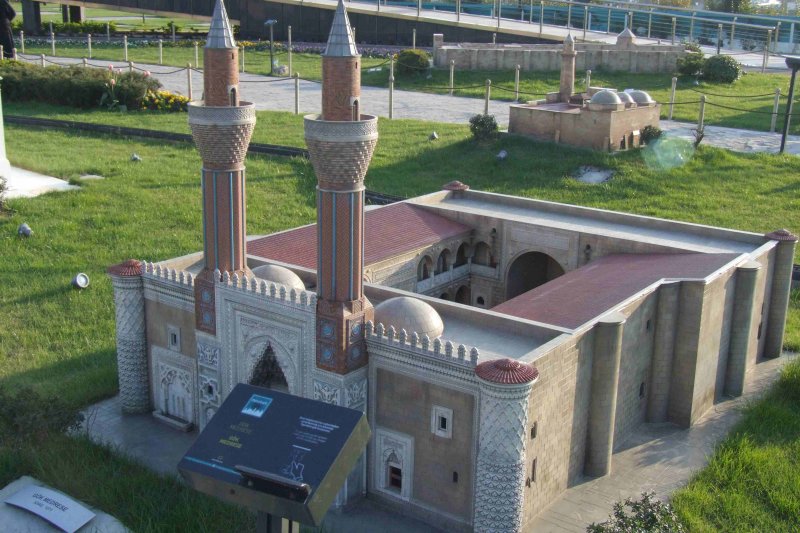 twin minared medrese 2.JPG