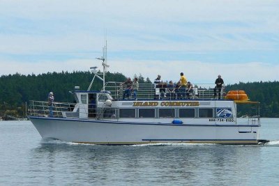 PEOPLE FERRY TO NEIGHBOR SMALL ISLANDS