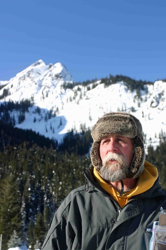  Musher And Volunteer   Tom Porter  Braves Cool Temps In Trinity