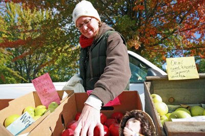  Kathy Langston Selling  Feil's Apples At Wenatchee Farmer's Market