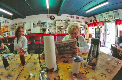  Courtney, Tonya  And Mom In Ardenvoir Cafe