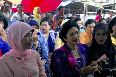 Audience at a gong washing ceremony, Blitar