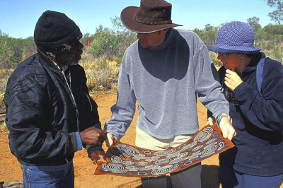 Walpiri artist in discussion with tourists