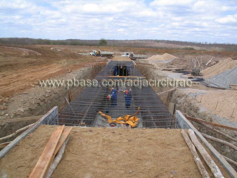 Vista de cima, areia para cura do Concreto