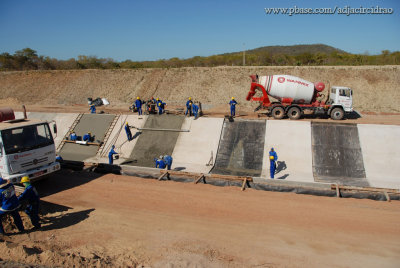 Concretagem das Placas do Canal