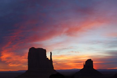 Monument Valley Red Sunrise - 2 Mittens