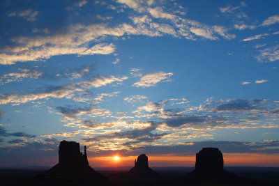 Monument Valley - 3 Mittens Sunrise 23x33