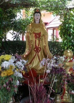 Statue, Wat Phothivihan, near KB