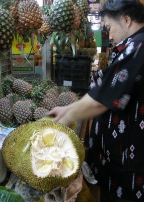 Chopping jack fruit, Tekka Centre