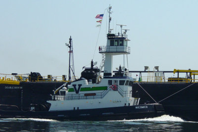Tug Alongside in East River