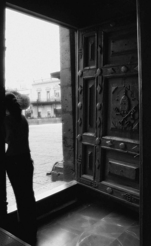 L1080159.jpg   Jeune fille a la porte Morelia.jpg