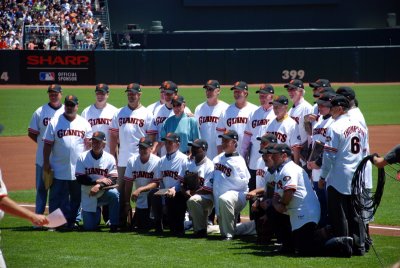 1987 Giants Posing for a photo