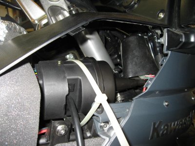 The unit faces forward and the cable wraps around the front of the bike over to the left side