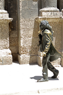 sculpture on sidewalk--old Havana.jpg