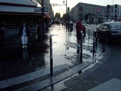 Paris s'veille - devant la Gare Montparnasse