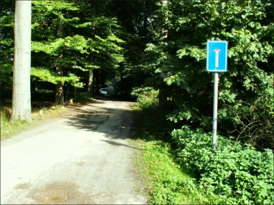 AVANT - Qui pouvait dire qu'au bout de ce chemin un tunnel permet aux pitons et cyclistes de passer sour le ring ?