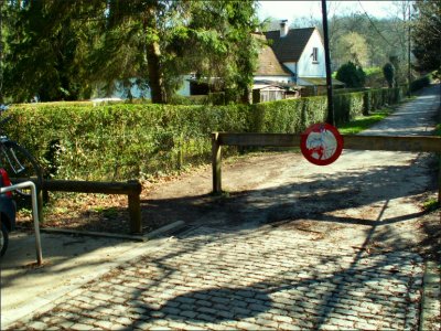 Chicane, certes, mais large (avenue des Deux Montagnes - Promenade Verte)