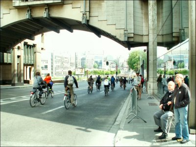 Rue Bliard... Regarder les trains de cyclistes passer... (15:01:25)