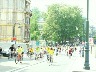 Photo surexpose de cyclistes surnumraires. (15:06:07)