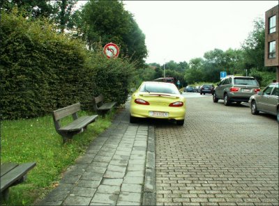 Cette voiture se trouve  cet endroit quasi chaque jour,  droite... (suite)