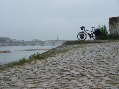 Le plus vieux pont de la Loire. Photo de Fredo. Voir lien.