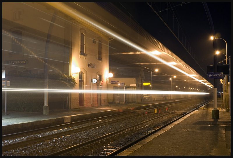 Arcachon - Gare du Teich, train passing by...