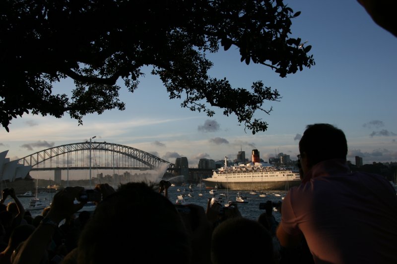 QE2, approching the Harbour Bridge