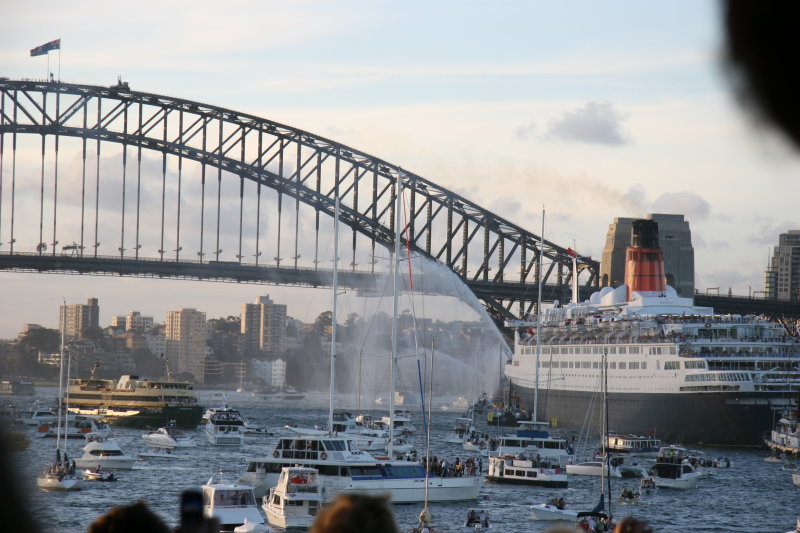 QE2, approching the Harbour Bridge
