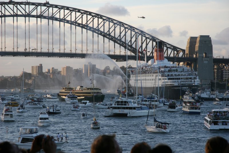 QE2, approching the Harbour Bridge