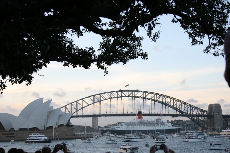 QE2, reversing into Circular Quay