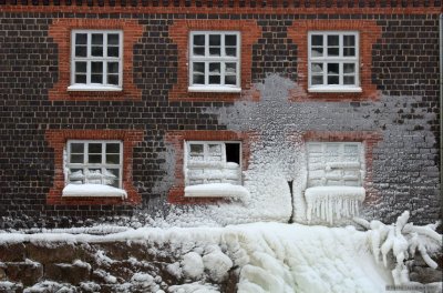 Six windows, of which some are frozen