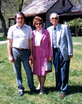 Larry Mom Dad May1988