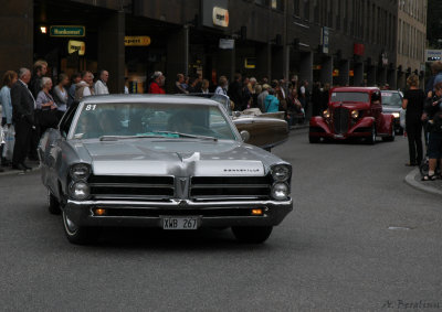 35 Pontiac Boneville -65  --  I bakgrunden Chevrolet Sport Coup Hot Rod -33