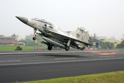 2007-5-15 ROCAF aircraft landing in Highway