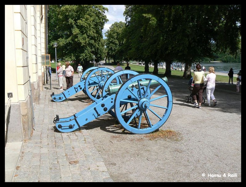 P1170352 Kanoner Drottningholm.jpg