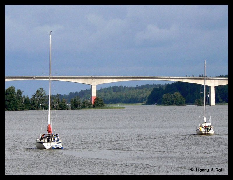 P1180273 Segelbåtar och bro.jpg
