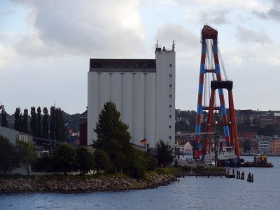 Crane that lifts the deck houses into position