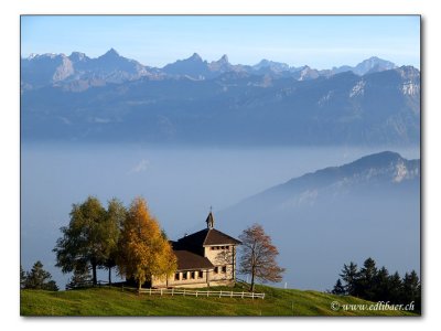 Obhg-Kapelle mit den zentralen Alpen