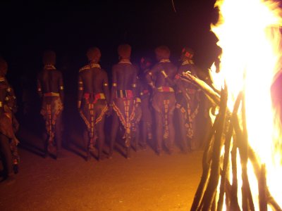 noies Hamer esperant el torn de dansa, sota el foc