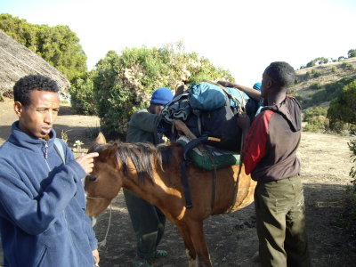 carregant la motxil·la al burro, per començar la ruta